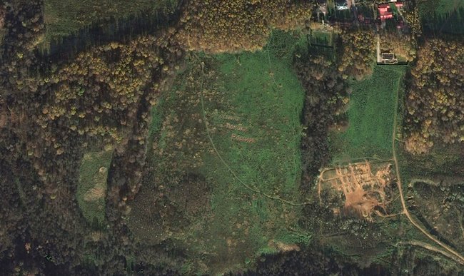 На поле недалеко от села Рождествено нашли гигантскую надпись "Господи, помоги России"